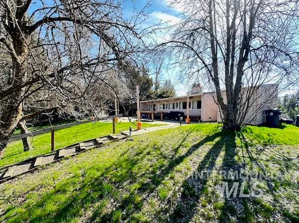 325 W Taylor Ave, Moscow, ID 83843