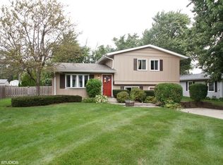 216 Cherokee Rd, Lake Zurich, IL 60047