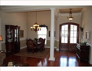 4th image of 215 Gloucester Dr