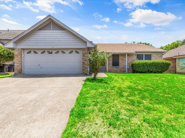 301 Creekwood Ln, Fort Worth, TX 76134