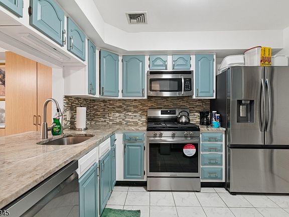 4th image of 15 Boulder Run Rd