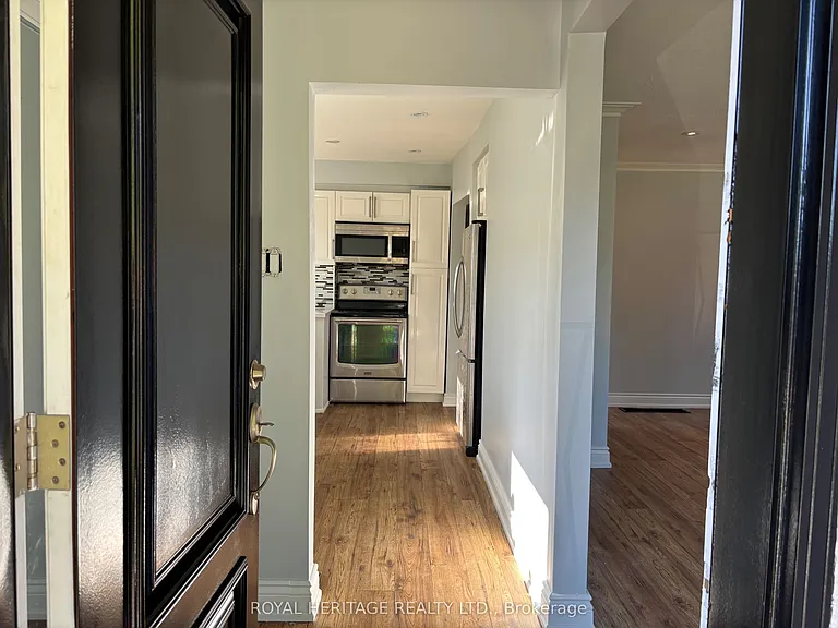 81 Eringate Dr #MAIN FLOOR — Photo 2