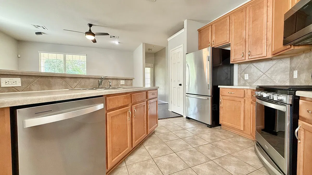 2 bed, 2.5 bath, 1550 sqft, $1,990 — Photo 3
