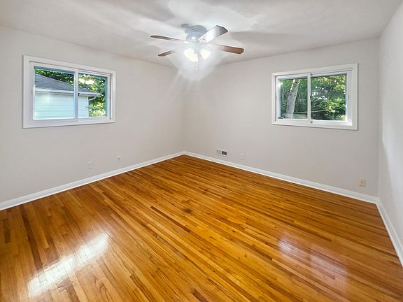3rd image of 3505 Admiral Ln N