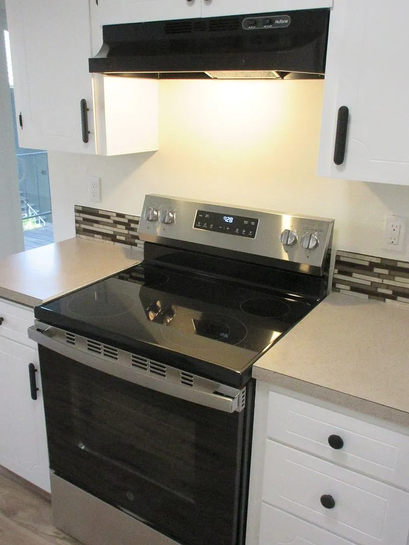 Remodeled 2 Bedroom Apartment — Photo 4
