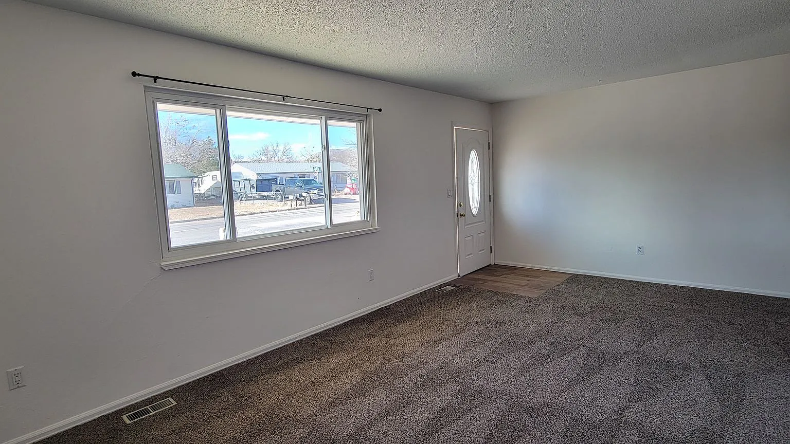3 bedroom 1.5 bath with a Large Detached Garage — Photo 3