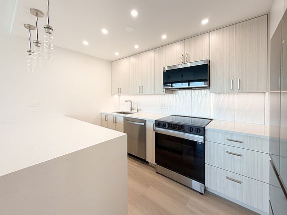 3rd image of 336 W Wellington Ave APT 1901