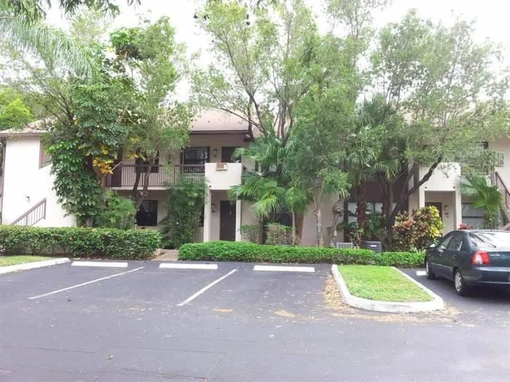 2 bed, 915 sqft, $2,200 — Photo 1