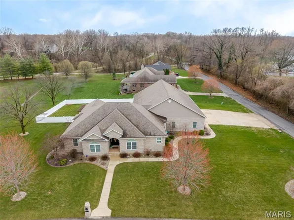 2 Eastway Ct, Maryville, IL 62062