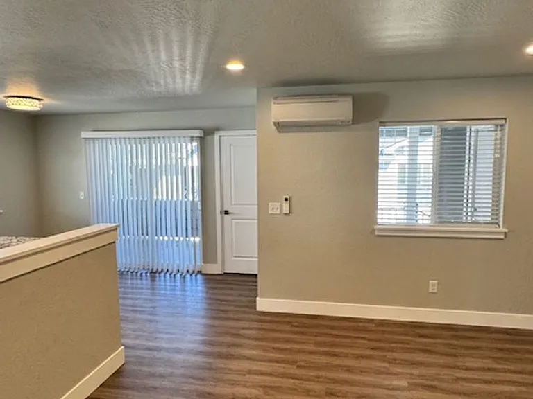 405-415 E Rapp Rd — Photo 9