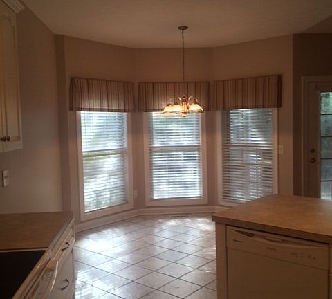 Bright & cheerful breakfast nook/dining area