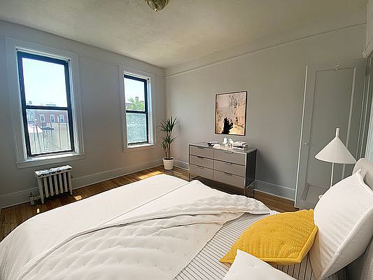 5th image of 2823 42nd St APT A2