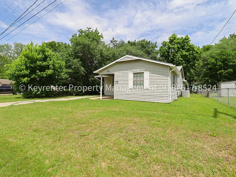 504 W Chestnut St — Photo 4