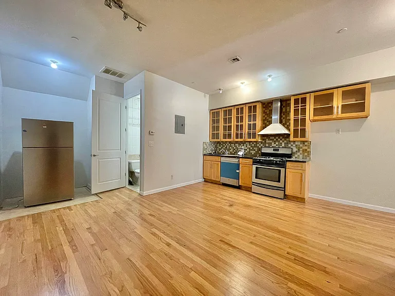 18 Goodwin Pl #1F — Photo 4