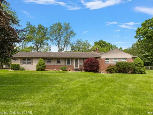 5252 Doherty Dr, West Bloomfield, MI 48323