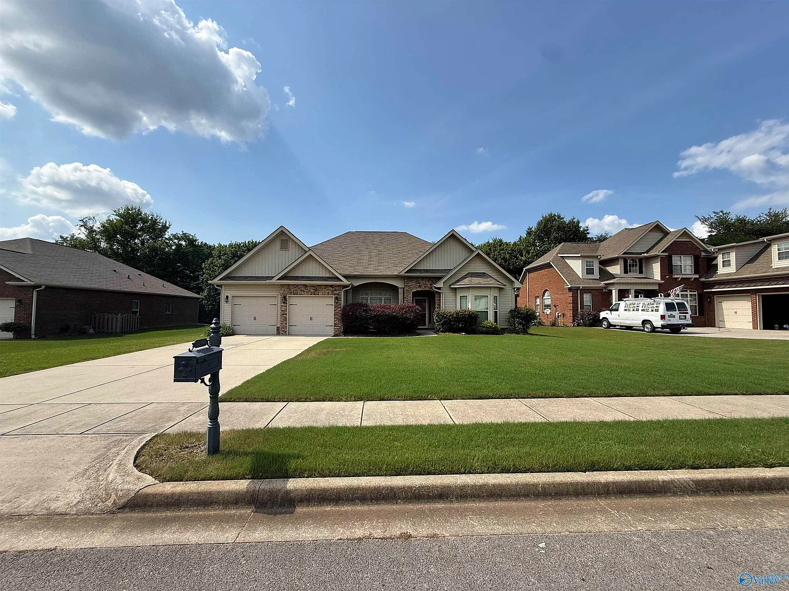 3 bed, 2.0 bath, 2220 sqft, $2,295 — Photo 2
