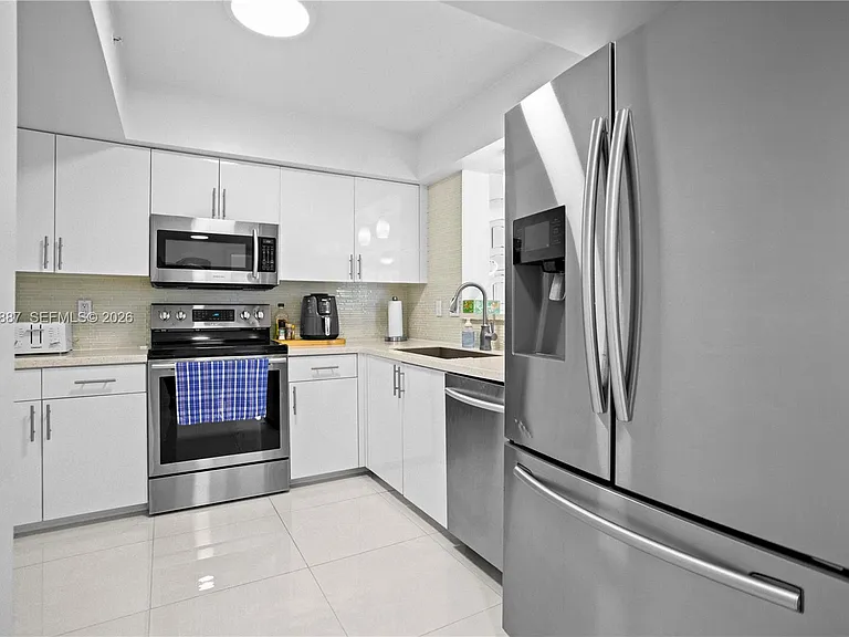 529 E Sheridan St #307 — Photo 2