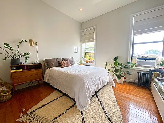 Rented by Sidewalk Realty LLC | media 5