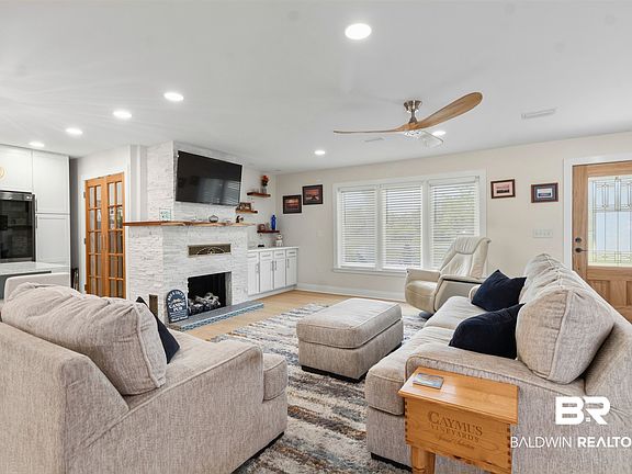 3rd image of 302 W Satsuma Ave