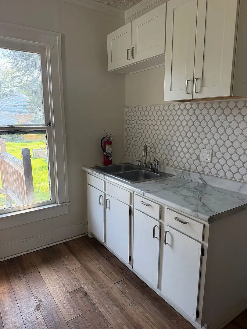 Spacious 4BR/1BA — Photo 3