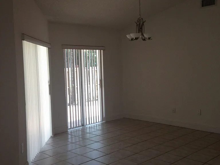 9915 NW 51st Ter — Photo 2