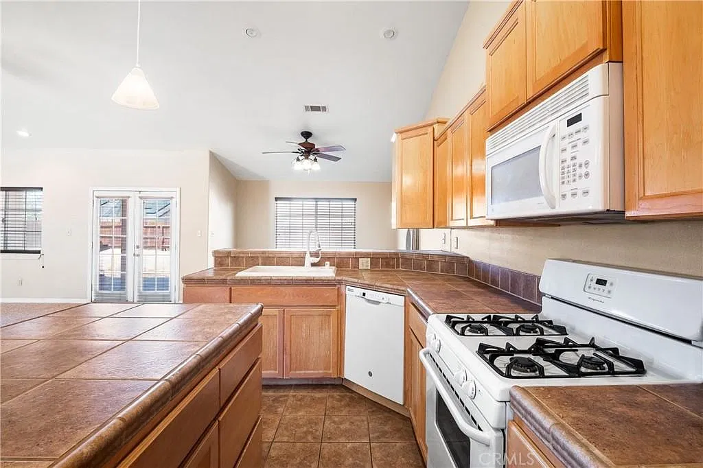 3 bed, 1617 sqft, $2,050 — Photo 3