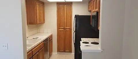 7425 Oxford Cir — Photo 33