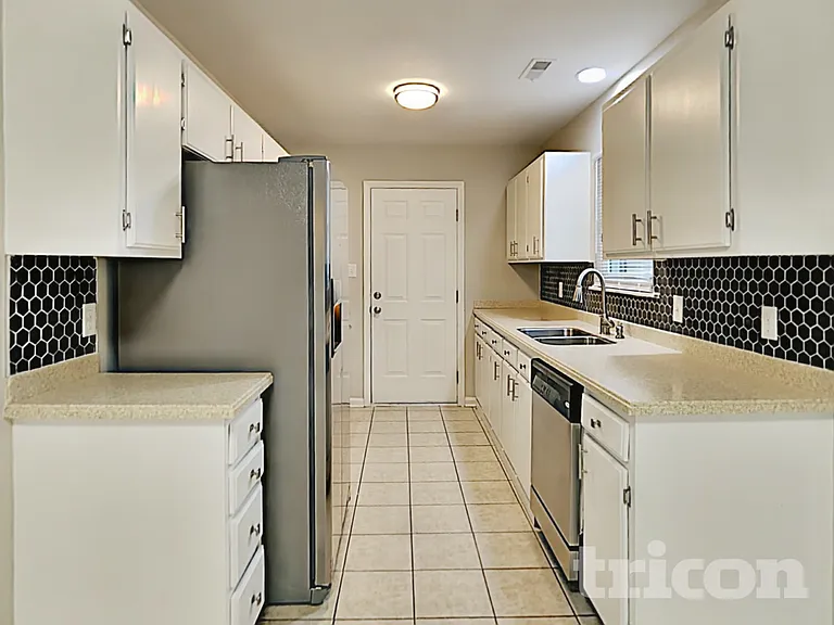 7300 Yorkville Ct — Photo 9