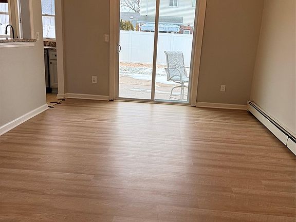 4th image of 549 Blue Point Rd