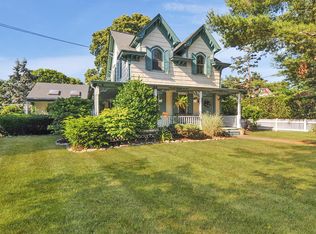 647 Middle Rd, Bayport, NY 11705