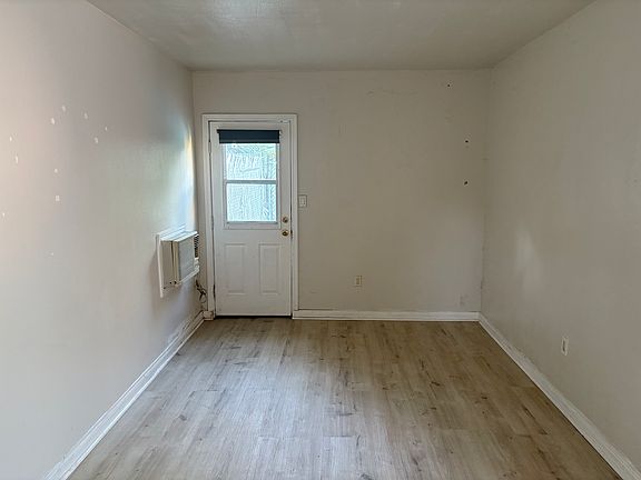 4th image of 11324 Martha St #1/4