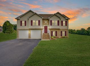 472 Hemlock Rd, Salem, VA 24153