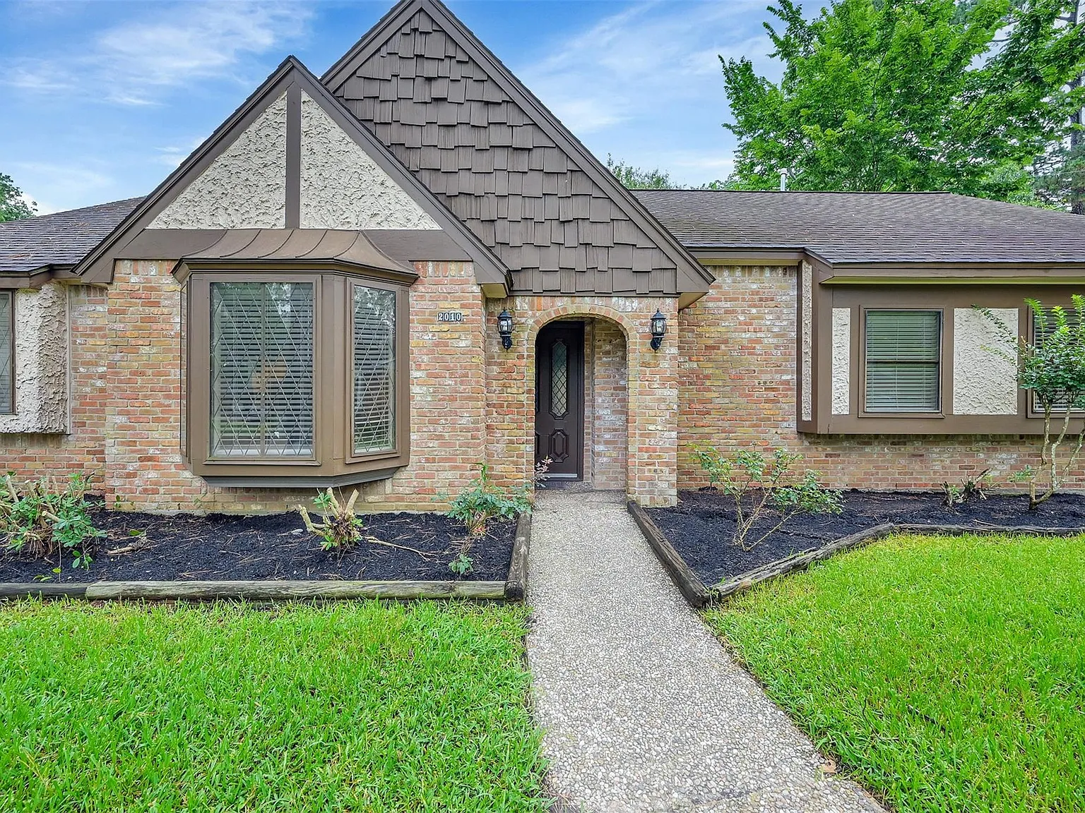 4 bed, 2.5 bath, 2300 sqft, $2,600 — Photo 4