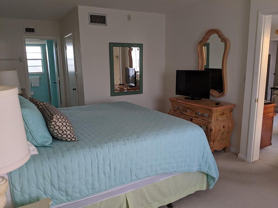 Large Master Bedroom with large WIC