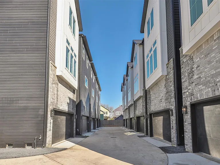 1020 W 15th 1/2 St #B — Photo 42
