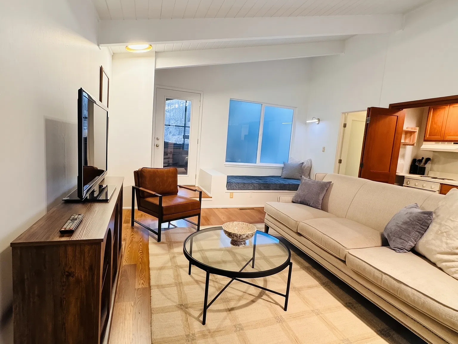 1 bed, 950 sqft, $5,900 — Photo 2