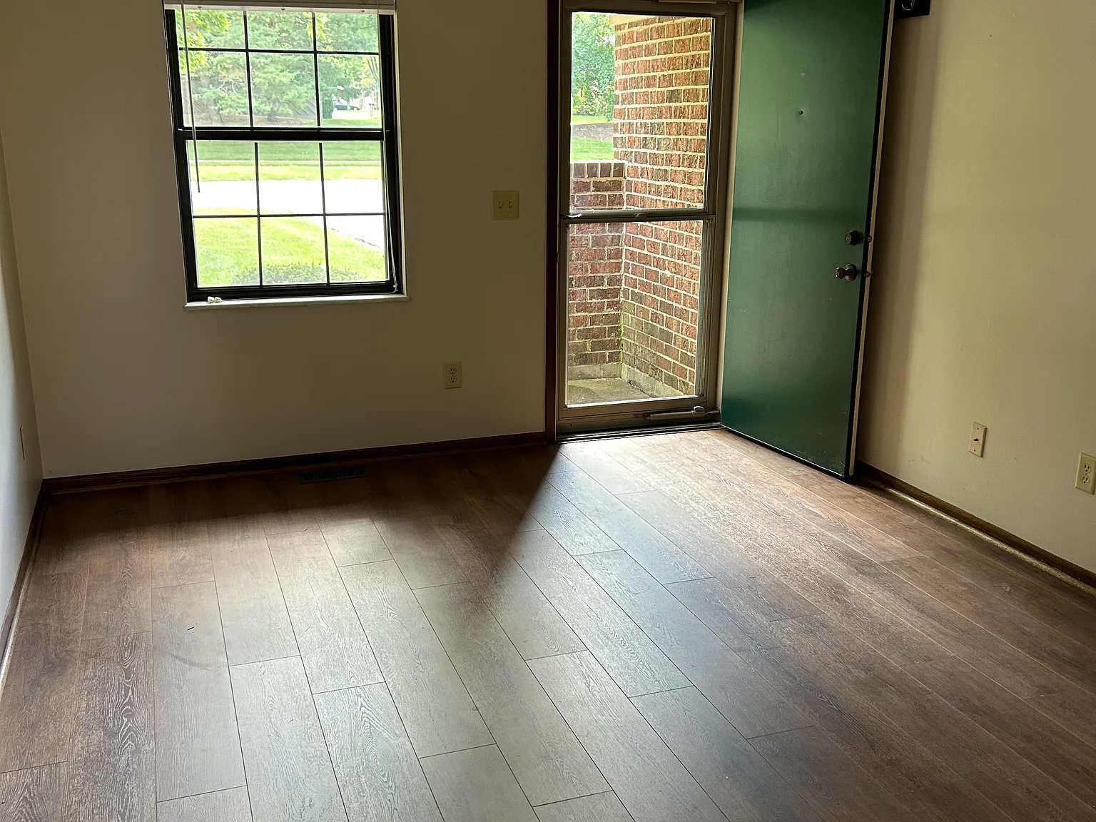 2 bed, 1.5 bath, 975 sqft, $1,275 — Photo 4
