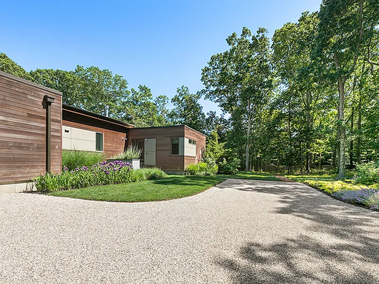 389 Montauk Hwy — Photo 2