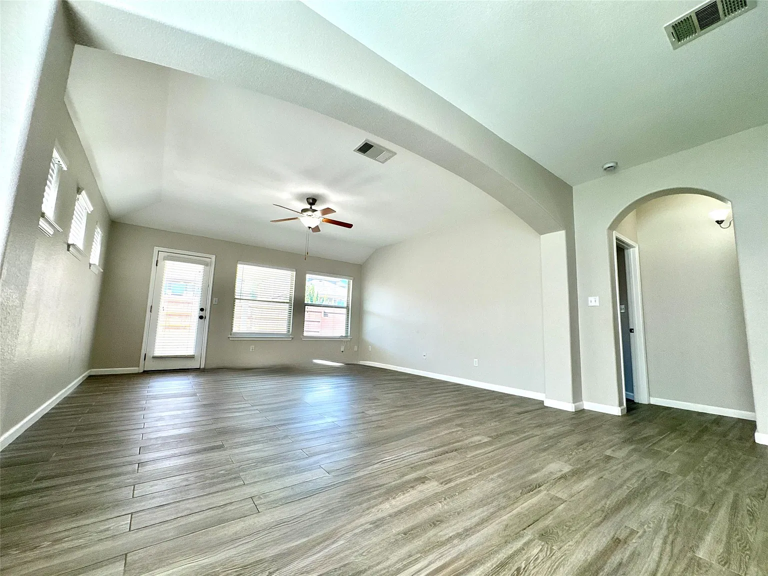 4 bed, 2.0 bath, 1968 sqft, $2,300 — Photo 3