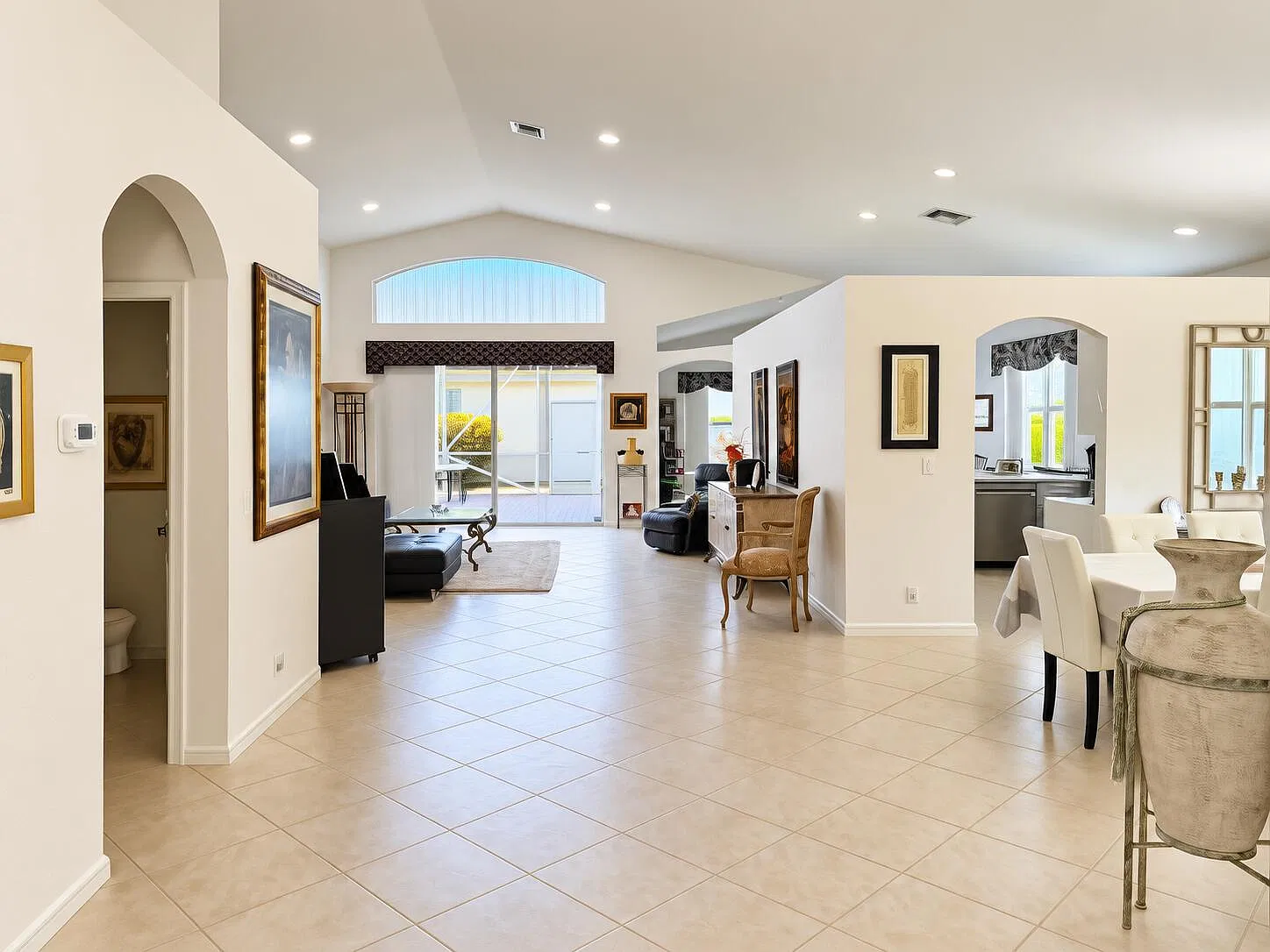 3 bed, 3.0 bath, 2621 sqft, $5,350 — Photo 2