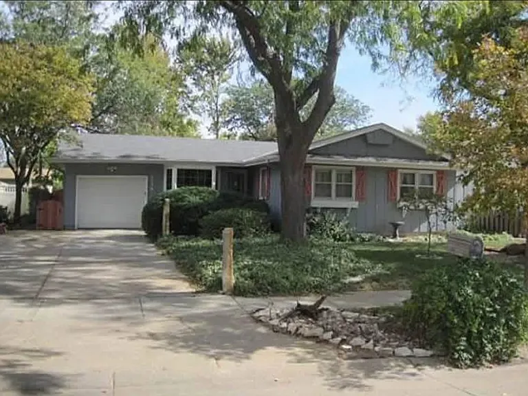 2339 Wesley St — Photo 1