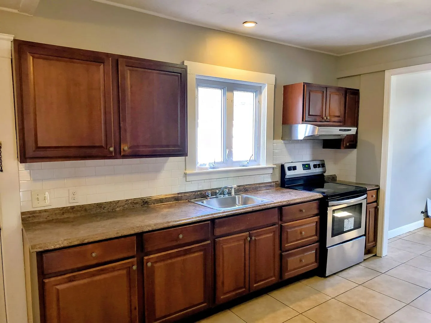 Cranston/Eden Park Four Bed Duplex - $3,150 — Photo 3