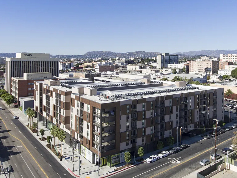Wilshire Valencia — Photo 19