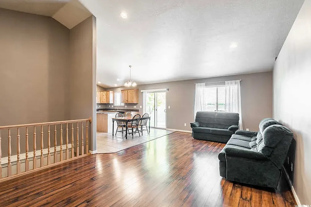 6 bed, 2900 sqft, $2,950 — Photo 3