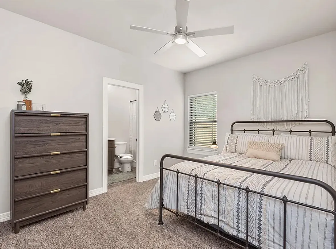 8 bed, 8.5 bath, 3169 sqft, $9,600 — Photo 3