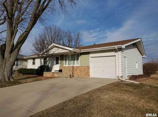 318 Crestlawn Dr, Washington, IL 61571