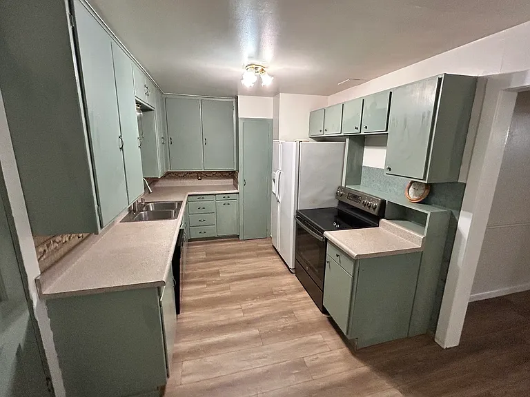 897 Union St — Photo 3