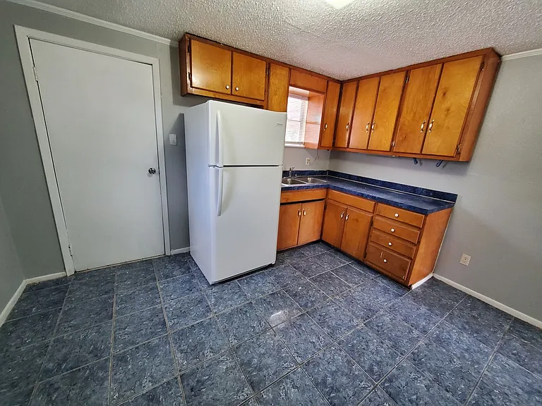 220 E 9th St — Photo 4