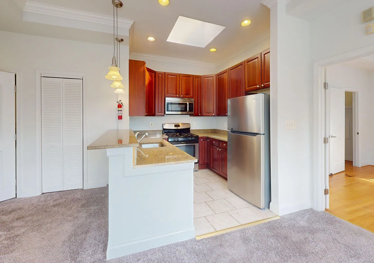 Top Floor! Beautiful One Bedroom W/Renovated Kitchen & Washer/Dryer In Unit! — Photo 2