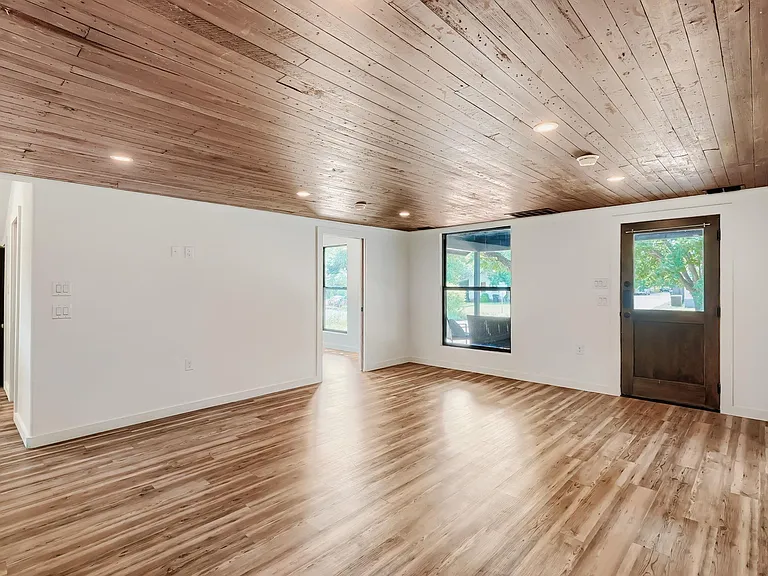 1321 W San Antonio St — Photo 10